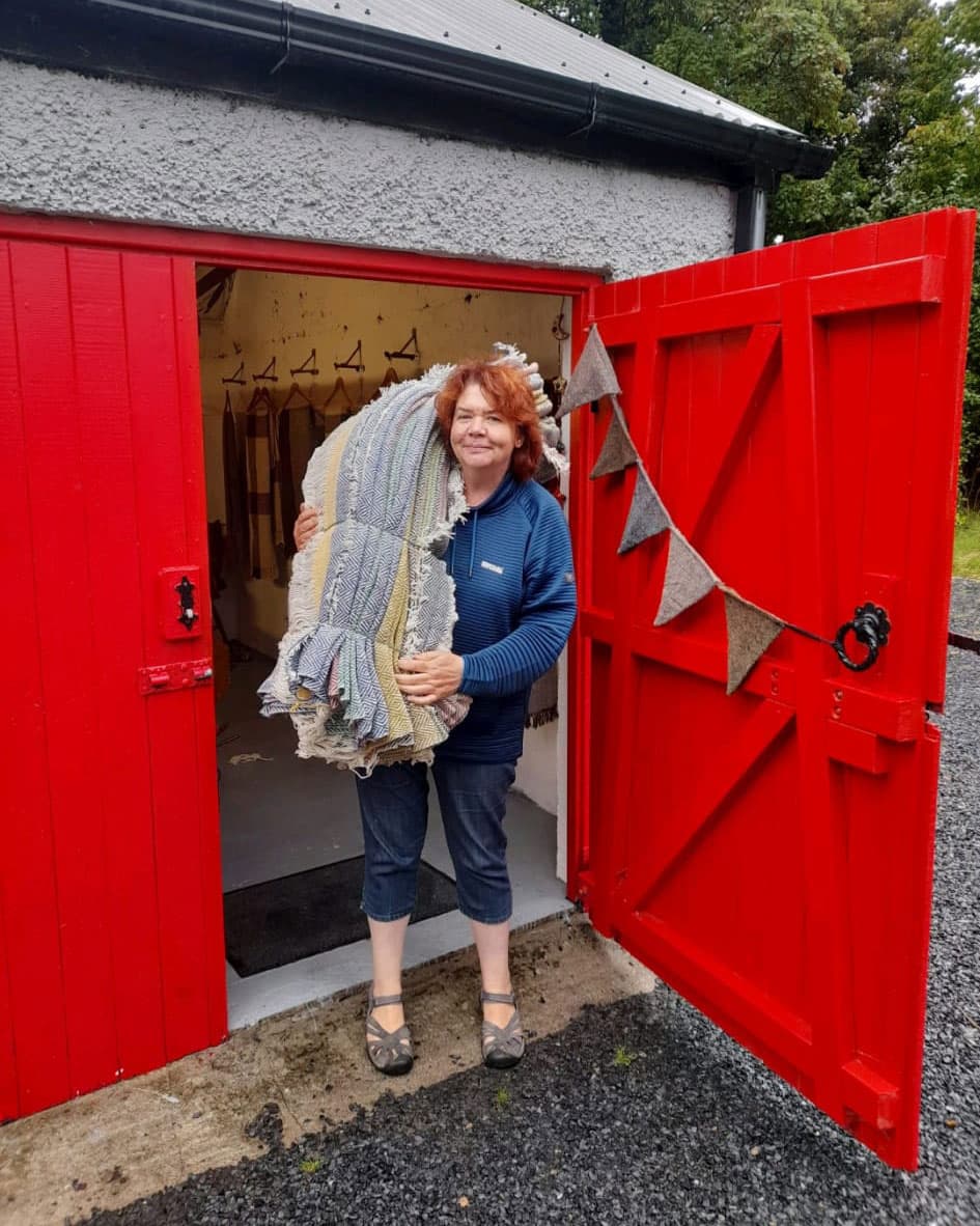 Anna Ní Dhonnchú at her loom in Ráth Chairn