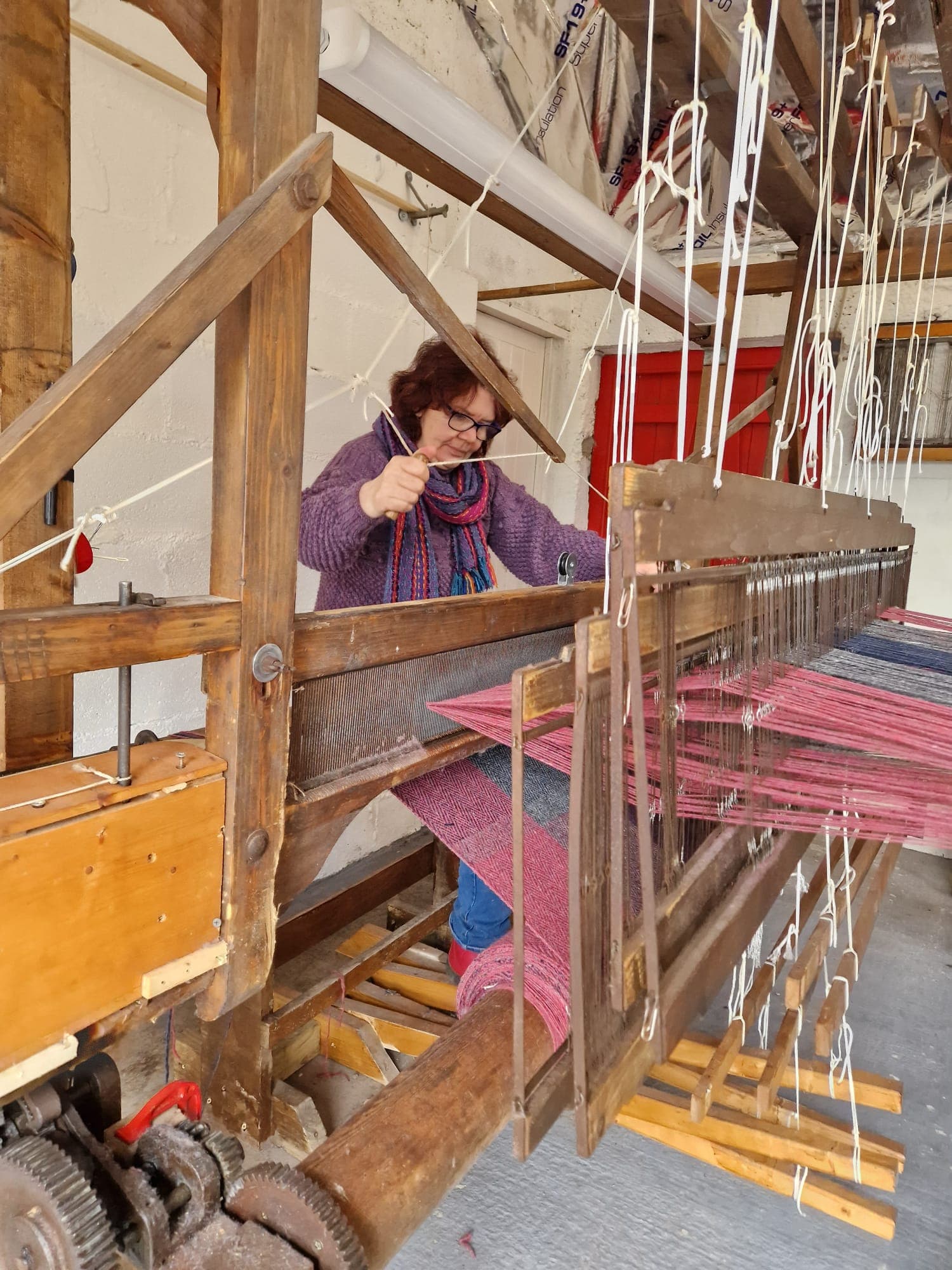 Anna Ní Dhonnchú at her loom in Ráth Chairn